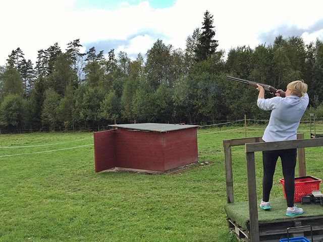 En av alla våra aktiviteter här på Kyrkekvarn - lerduveskytte. #instadaily #igdaily #lerduveskytte #lerduvor #kyrkekvarn #bosseslada #hagelgevär #aktiviteter #activities #family #friends #visitsweden #urlaub #fun #familyfun #schweden #shooting