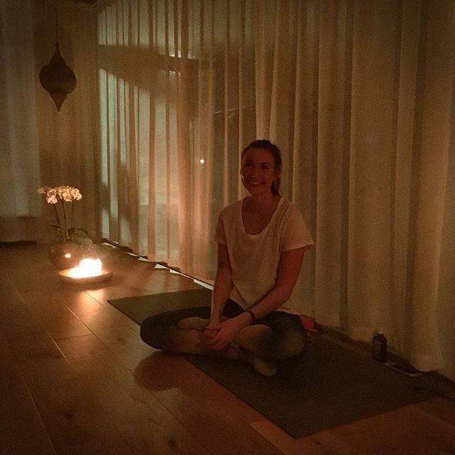 Avslutar kvällen med yoga. . I Mullsjö finns Yogatime som drivs av Emma Sulander. Yoga är exakt vad min stressade själ behöver för att orka med tempot jag lever i. En konstig hatkärlek för en damp-människa som mig.