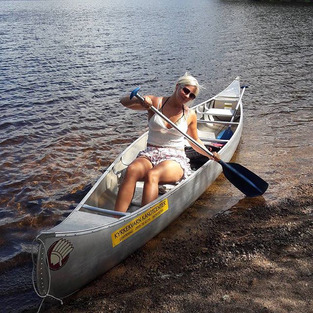 Idag blev det semester utflykt till Kyrkekvarn och paddla kanot  #summer #kyrkekvarn #paddla #kanot #canoe #holiday #sweden #water #lake #blonde #
