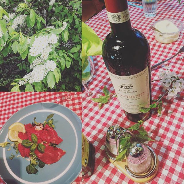 Italiensk tapas i Sverige  vi går ikke ned på mad, god vin eller hygge - nej all in med rød/hvidternet dug og Italiensk vin købt (for dyre penge) i Systembolaget (havde glemt det derhjemme ) #tapas #italien #italienskvin #allin #hyggenårdeterbedst #ferie #kyrkekvarn #hytteferie #bestgram #instagram