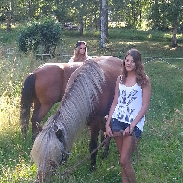 #kyrkekvarn #Naggur #Mysak #Brostugan Olivia och Amanda betar med hästarna.