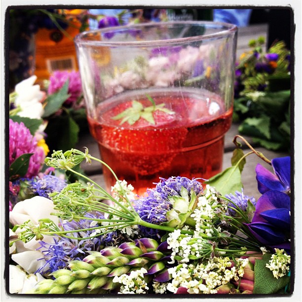 #midsommar #drink #strawberry #flowers #pretty #summer #friends #kyrkekvarn #party