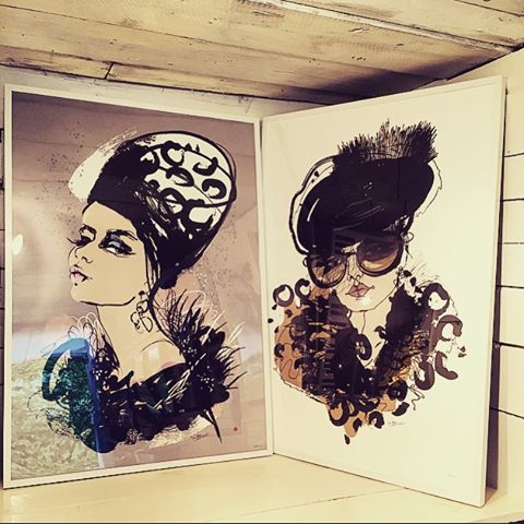 Mina damer i Galleri Veboa! Parisa och Madnessa. (Konsttryck 70x100cm)  Öppet idag 13-17. Välkommen! #konst #grafiskt #art #konstutställning #sommar #mullsjö #kyrkekvarn #tavlor #design #vernissage #exhibition