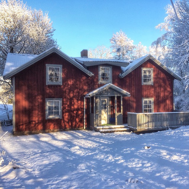 One of our houses, Tidafors, covered in snow. The house has 6+2 beds, sauna and a fireplace. Quite nice when it's autumn and winter. More photos available at www.kyrkekvarn.com
#kyrkekvarn #bestcaptures #seasonalpic #winter #vinter #småland #västergötland #natur #nature #sunshine #vacation #rödstuga #stuga #cabin #cottages #instadaily #photooftheday #picoftheday #sweden #bestofscandinavia #instamoment #semester #bokanu #turridning #paddling