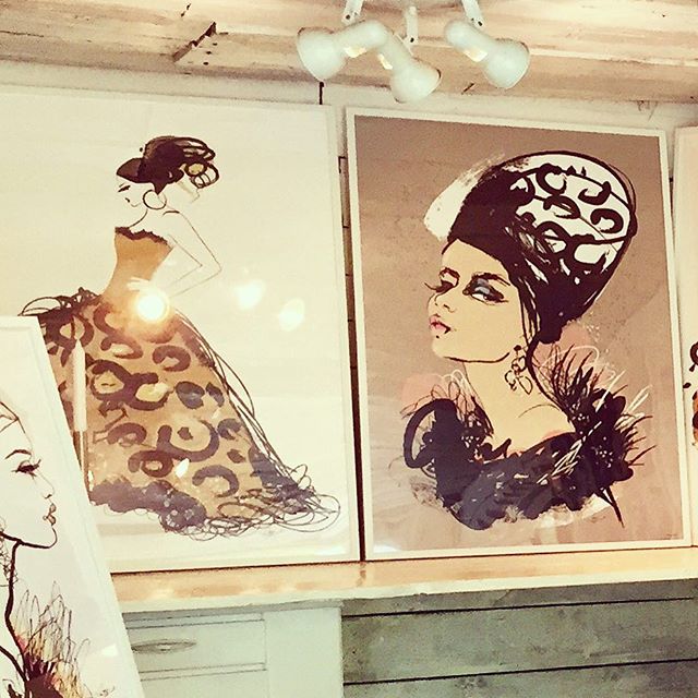 The Veboa Gallery in my heart. ️ Madame Tess har förmågan att dyka upp på bilder. Parisa (till höger) i sin helhet är däremot ny på insta! 70x100 cm.
#konstutställning #konst #art #konsttryck #tavla #inreda #måleri #ram #ikea #semester #sverige #sommar #swedish #gallery #grafiskt #galleriveboa #mullsjö #kyrkekvarn