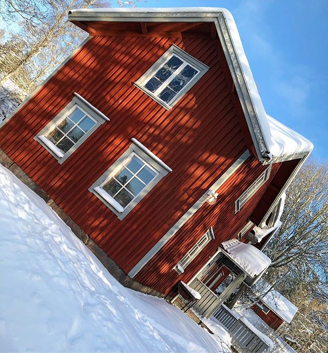 This house is popular all year around, it’s called Tidafors. House with two floors, six beds divided in three different bedrooms, sauna and fireplace. Sleeping-couch in the livingroom. In summertime it is also possible to have your horses right outside the cabin if you book the product ”Horse & Cottage”. Please take a visit at www.kyrkekvarn.com or call us at +46 515 761005 for more information.